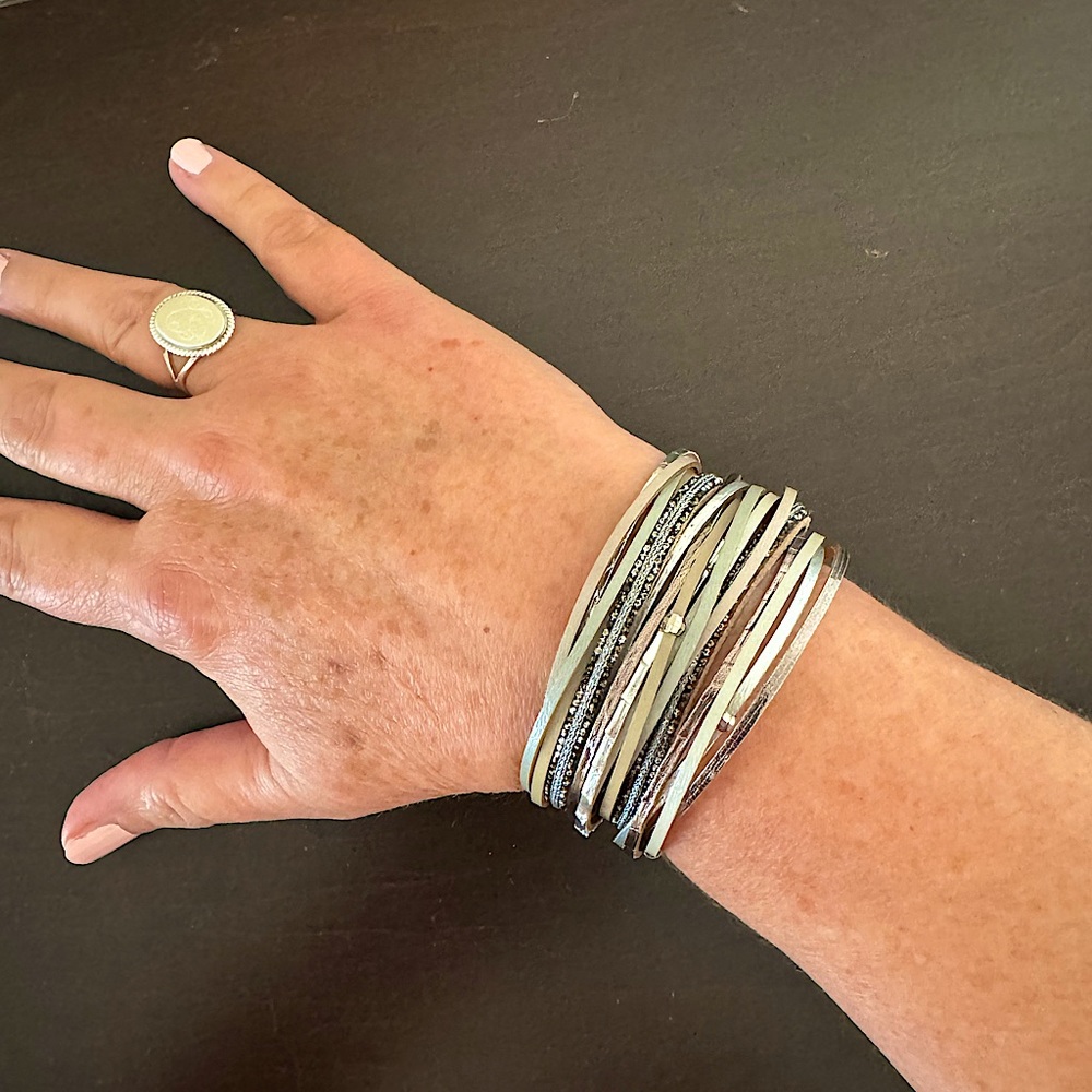 Magnetic leather bracelet
